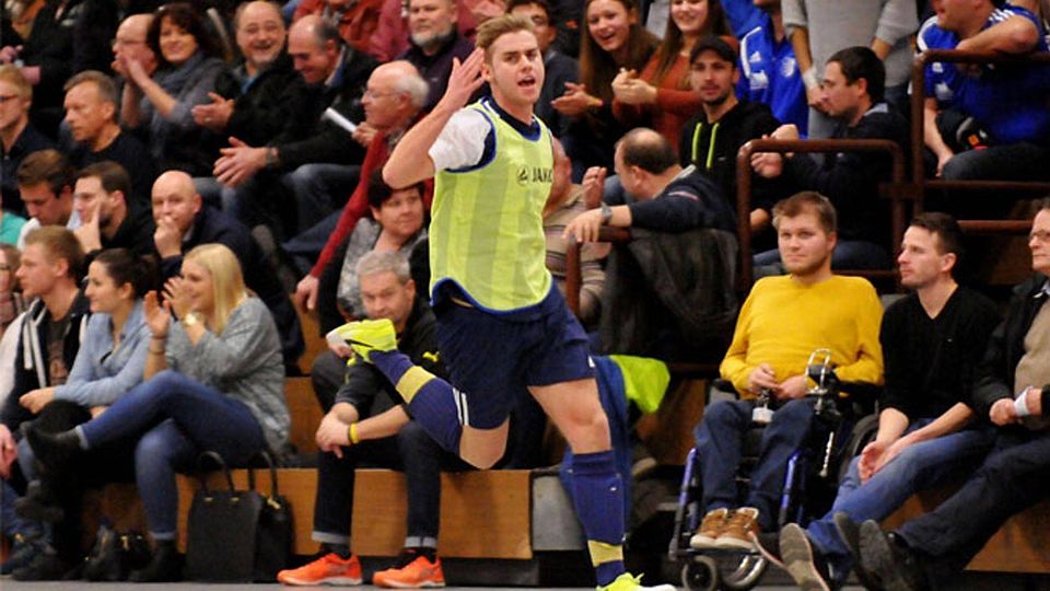 Christoph Rolle durfte mit der SSV Glött feiern. Die Lilien zogen in die Endrunde um die Dillinger Futsalmeisterschaft ein.   F.: Walter Brugger