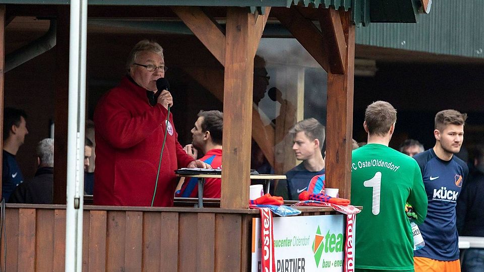 Für viel Stimmung in Estorf sorgt immer Stadionsprecher Kalle Hees.