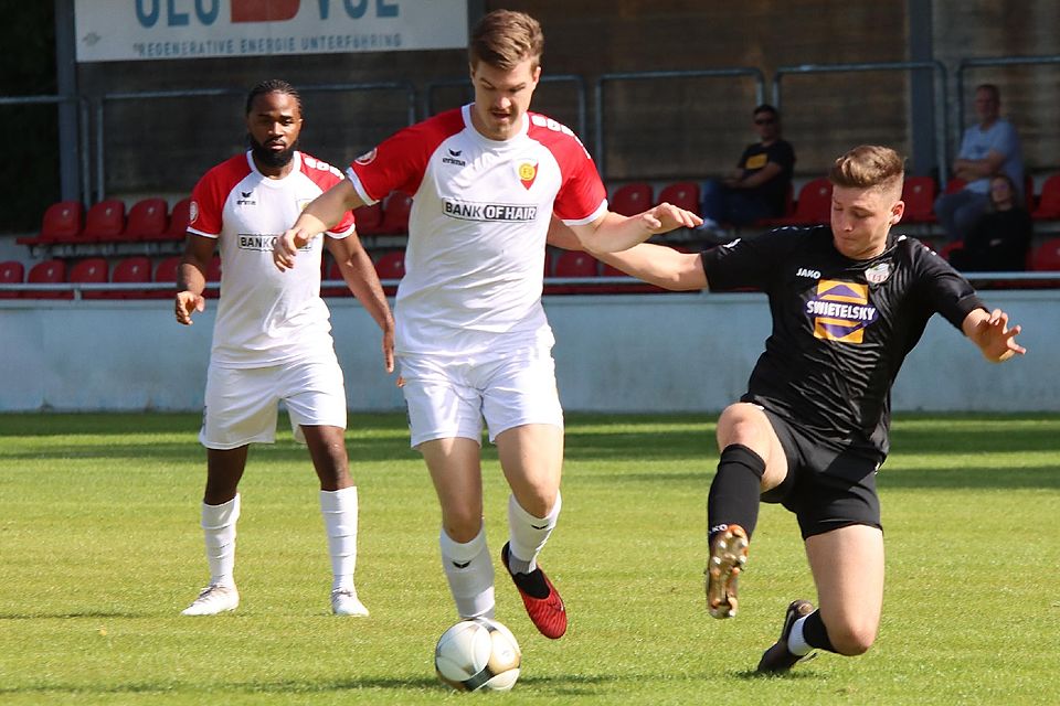 Zweifacher Torschütze: Jakob Klaß (am Ball) trifft für Unterföhring zum 2:0 und 3:0. Charif Kpegouni kommt direkt aus dem Krankenhaus zum Jubeln