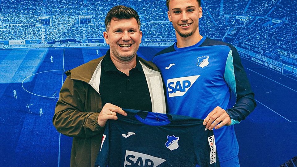 Geschäftsführer Andreas Schicker mit Tim Lemperle bei der Vertragsverlängerung.