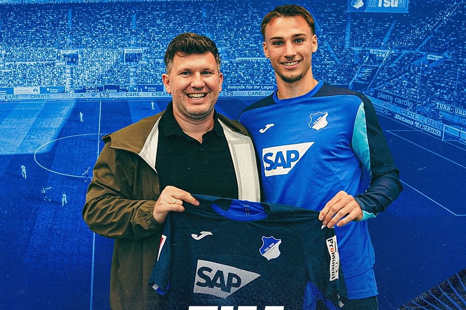 Geschäftsführer Andreas Schicker mit Tim Lemperle bei der Vertragsverlängerung. Geschäftsführer Andreas Schicker mit Tim Lemperle bei der Vertragsverlängerung.