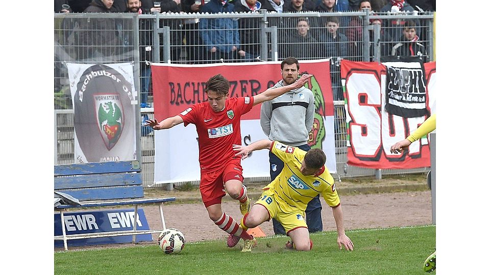 Genau hingeschaut: Vor den Augen von Hoffenheims Trainer Marco Wildersinn holt Bahadir Özkan den Wormaten Sandro Loechelt von den Füßen.
