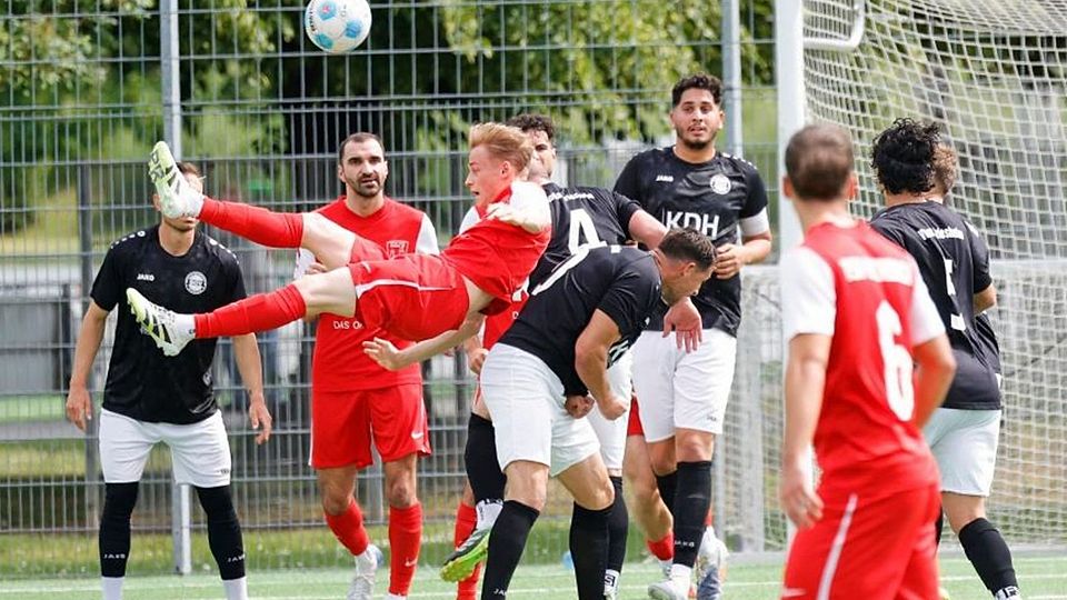 Voller Einsatz: Viktoria Griesheim (Mitte, unten Patrick Stumpf) musste sich in der Fußball-Gruppenliga bei der TSV Auerbach (in der Luft Lorenz Terhardt) mit 3:4 geschlagen geben.	Foto: Peter Henrich