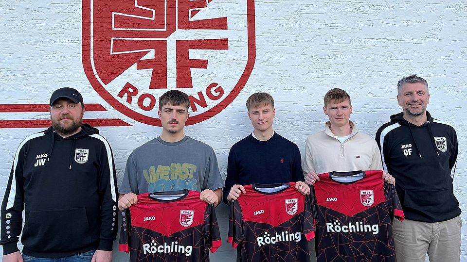 Die sportlichen Leiter Jürgen Weigl (links) und Christian Fleischmann (rechts) freuen sich auf die Neuzugänge Finn Albert, Justin Lysyuk und Lukas Ernst (von links).