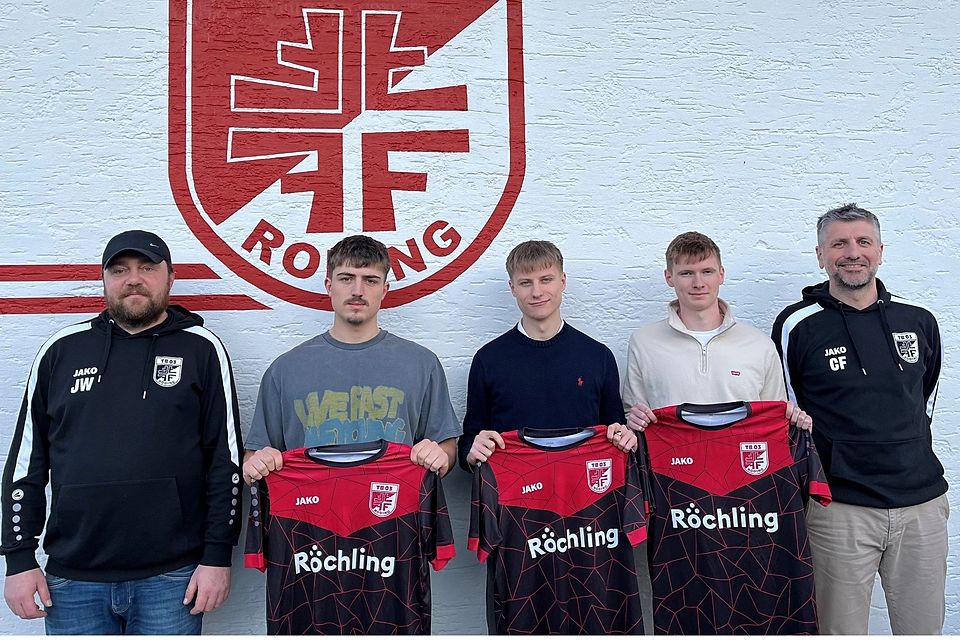 Die sportlichen Leiter Jürgen Weigl (links) und Christian Fleischmann (rechts) freuen sich auf die Neuzugänge Finn Albert, Justin Lysyuk und Lukas Ernst (von links).