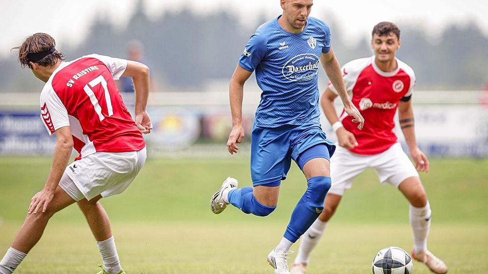 Olchings Luka Batarilo-Cerdic (in Blau) im Spiel gegen den SV Raisting (rote Trikots).
