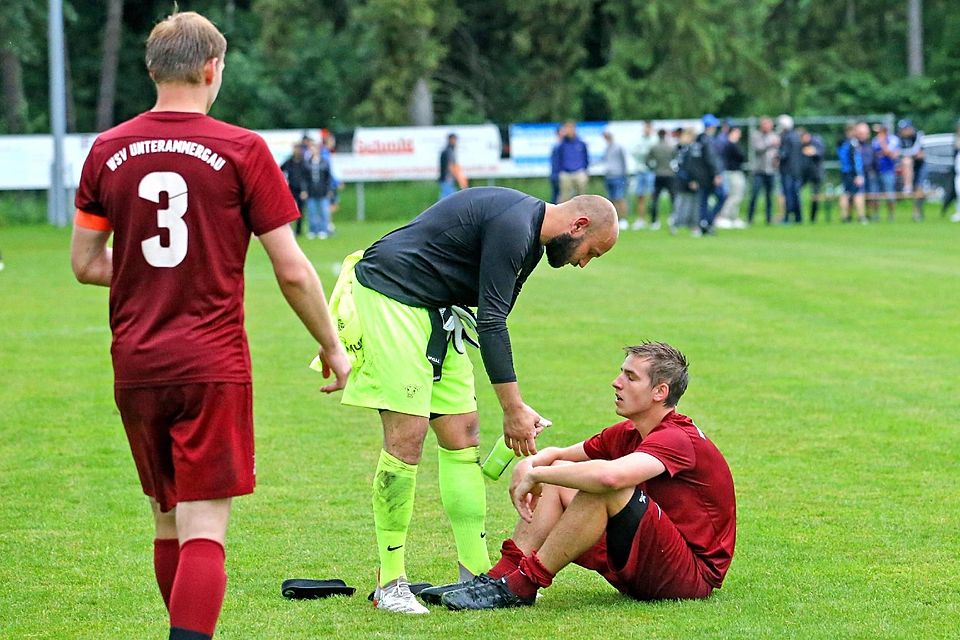 Hoch mit dir: WSV-Keeper Marco Diroma hilft Matthias Vogt auf die Beine. 