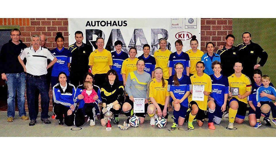 Die SpVgg SV Weiden (in Blau) und der TSV Großenseebach (in Gelb), hier mit den Trainern, Betreuern und Ehrengästen, bestritten am Samstag das Finale des ?Ab in den Süden?-Cups. Bild: SpVgg SV/Werner Franken