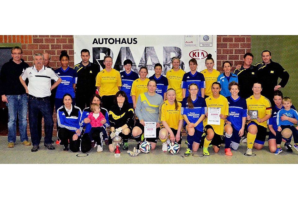 Die SpVgg SV Weiden (in Blau) und der TSV Großenseebach (in Gelb), hier mit den Trainern, Betreuern und Ehrengästen, bestritten am Samstag das Finale des ?Ab in den Süden?-Cups. Bild: SpVgg SV/Werner Franken