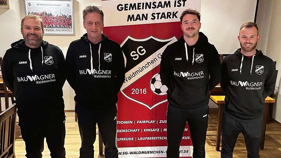 Die Verantwortlichen der SG Waldmünchen/Geigant präsentieren Andreas Steinhauser (Zweiter von links) als neuen Trainer.