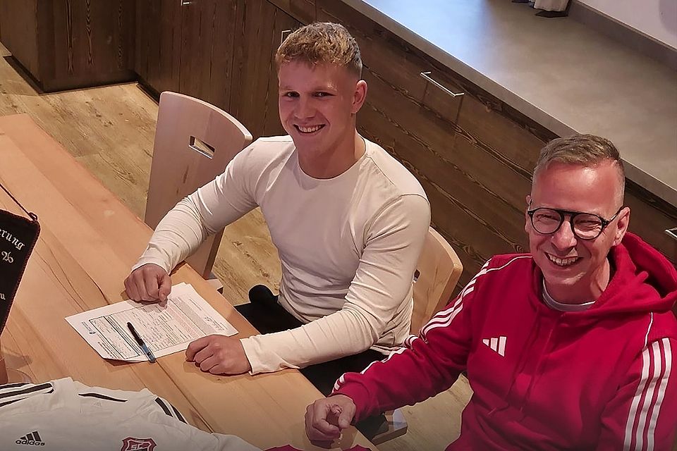 Teammanager Markus Hofbauer (rechts) kann das Stürmertalent Xavier Siemski in Oberwildenau begrüßen.