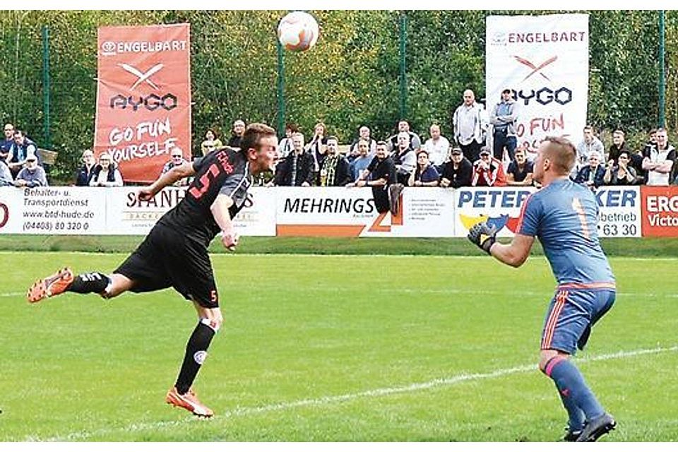 Der passt: Mit einer Kopfball-Bogenlampe erzielt Tolga Üzüm (links)  das 3:2 für den FC Hude Guido Finke