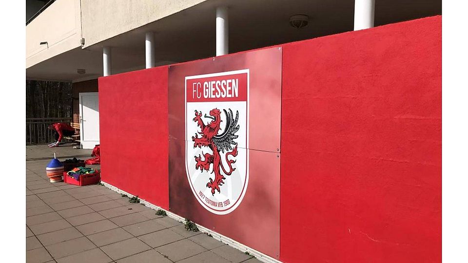 Vom schwarzen Brett zur roten Wand: Der FC Gießen II akquiriert frische Beine von Facebook und Co. Archivfoto: Dittrich