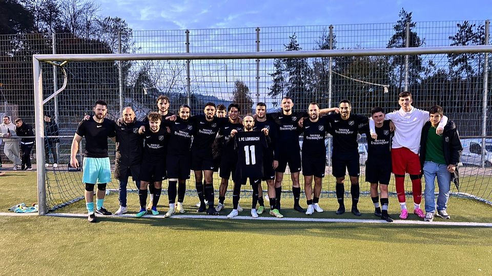 Das erste Siegerfoto der Saison für die Lorsbacher. Gegen die SG Bad Soden siegte der FC mit 5:3. 