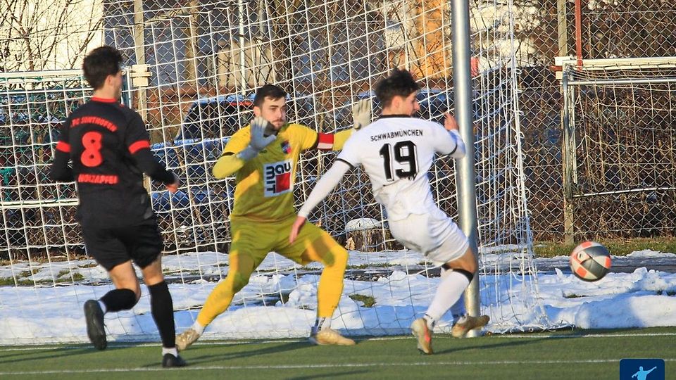 Simon Ammann (rechts) kann den Ball nicht verwerten und musste mit dem TSV Schwabmünchen die erste Saisonniederlage einstecken. Die Sonthofer Jannik Holzapfel (8) und Keeper Marco Zettler setzten sich auf Kunstrasen mit 3:2 durch.