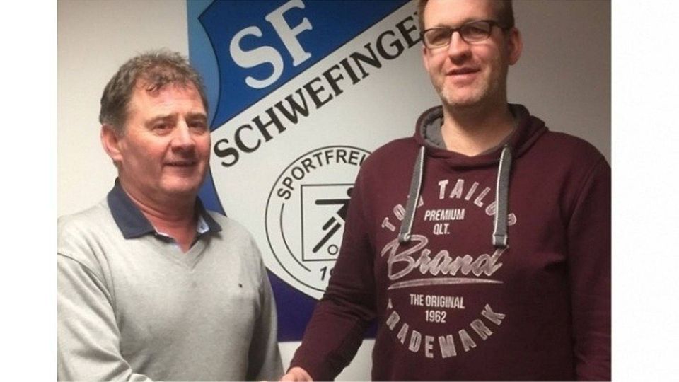 Setzen die Zusammenarbeit fort: Schwefingens Obmann Helmut Grote (links) und Trainer Thomas Janning. Foto: SF Schwefingen.