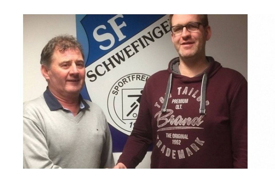 Setzen die Zusammenarbeit fort: Schwefingens Obmann Helmut Grote (links) und Trainer Thomas Janning. Foto: SF Schwefingen.