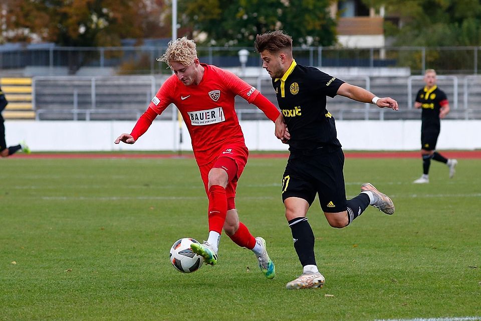 Jonas Wieselsberger (l.) vom TSV Buchbach behauptet den Ball gegenüber seinem Gegner