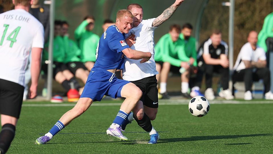 Erneut ein erfolgreicher Auftritt: Julian Lakämper (m.) trifft auf der Lohe wieder doppelt für den VfB Schloß Holte.