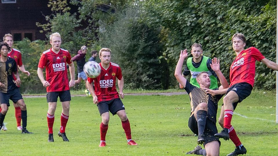 Gegensätzliche Vorzeichen: Während der TSV Otterfing (rot) einer der Favoriten auf den Aufstieg in die Kreisliga ist, startet der SV Bayrischzell als Letzter in die Abstiegsrunde.