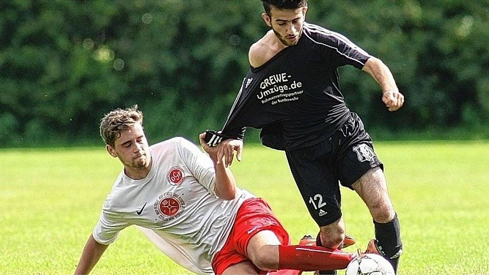 Ein wirklich böses Foul leistet sich hier Flensburgs Marcel Popp (li.) der ESV-Youngster Aras Mohammad nicht nur am Trikot reißt, sondern auch heftig mit offener Sohle das Bein von Mohammad trifft. Der ESV-Spieler revanchierte sich wenig später mit dem Tor zum 3:1.dve