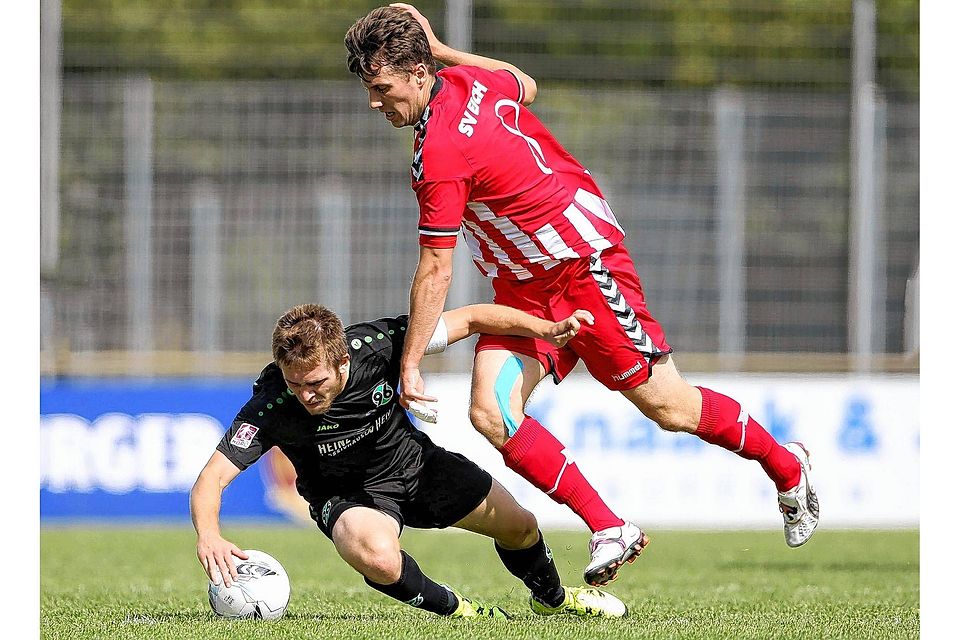 Torge Maltzahn (re.) erzielte zwar die zwischenzeitliche Führung, musste sich letztlich mit dem SV Eichede aber dennoch Markus Ballmert und Hannover 96 II mit 2:3 geschlagen geben.