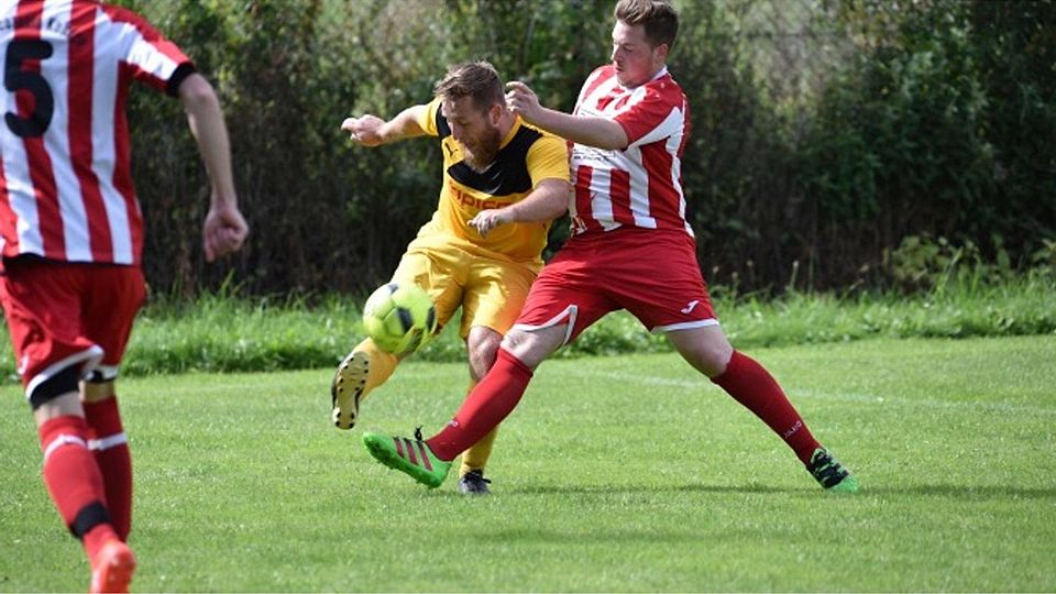 Benjamin Kocatürk (rechts, hier gegen Düdelsheims Fabian Bess) erzielt beim 3:2-Sieg von Teutonia Kohden alle drei Treffer für sein Team.	Foto: erg