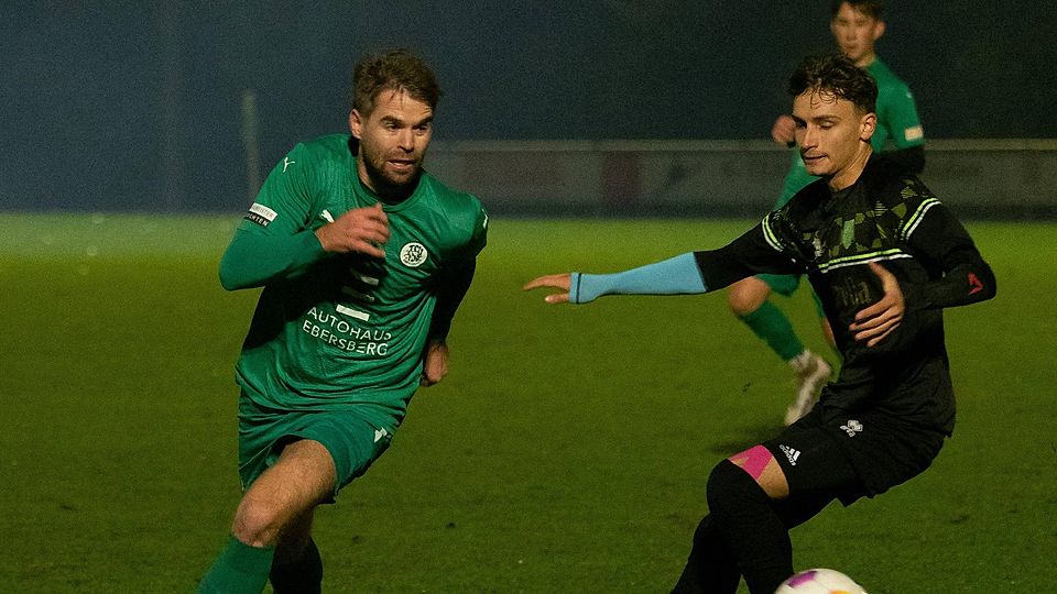 Im Nieselregen stehen gelassen haben (grün) Stefan Niedermaiers Ebersberger den ATSV Kirchseeon und Lorenzo Roth.