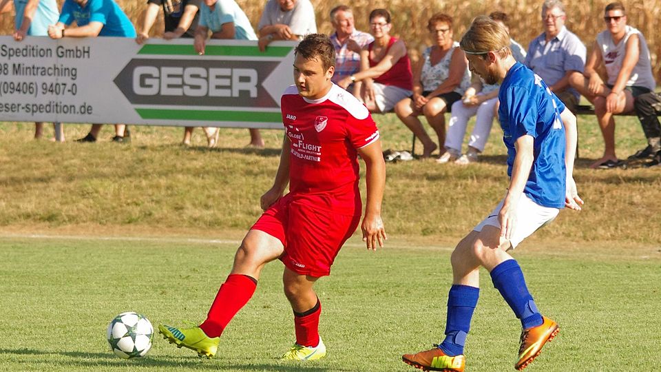 Maximilian Achhammer (am Ball) ist der spielende Abteilungsleiter beim FC Rosenhof-Wolfskofen.
