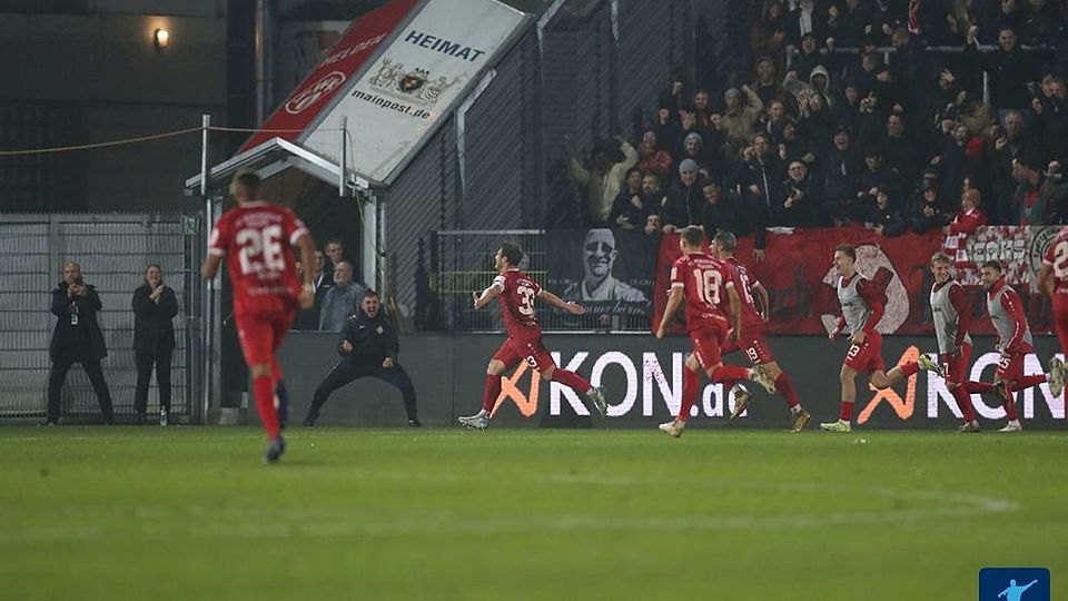 Ekstase pur in der AKON-Arena in Würzburg! Nach dem 1:0-Siegtreffer von Benny Girth brachen vor 6.874 Zuschauern alle Dämme