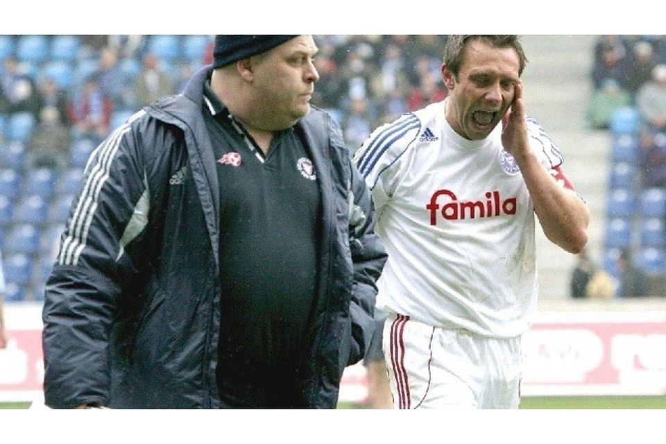 Viel erlebt: Vor über zehn Jahren führte Gunter Zerbe (links) den jetzigen Hannoveraner Bundasliga-Aufstiegscoach und damals angeknockten Holsteiner André Breitenreiter vom Feld.pn