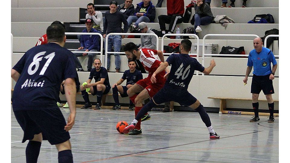 Finale bei der Futsal-Kreismeisterschaft: Deniz Agtas (links gegen den  Gau-Bickelheimer Ferat Can) holte im vergangenen Jahr mit der TSG Pfeddersheim den Titel.