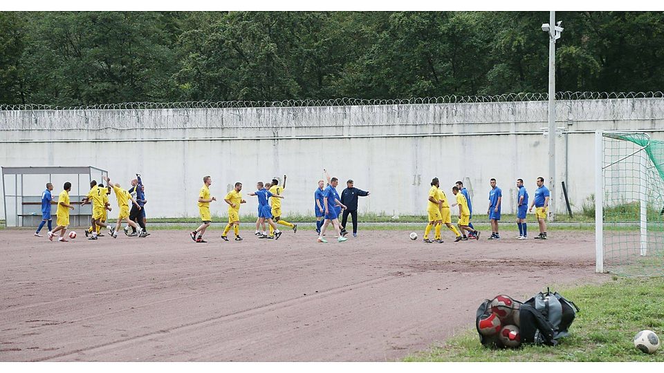 Spielbetrieb in der Justizvollzugsanstalt Darmstadt: Die Gefängnismannschaft SV Kiefer empfängt dort die Mannschaften der Kreisliga D. 	Archivfoto: Thomas Zöller
