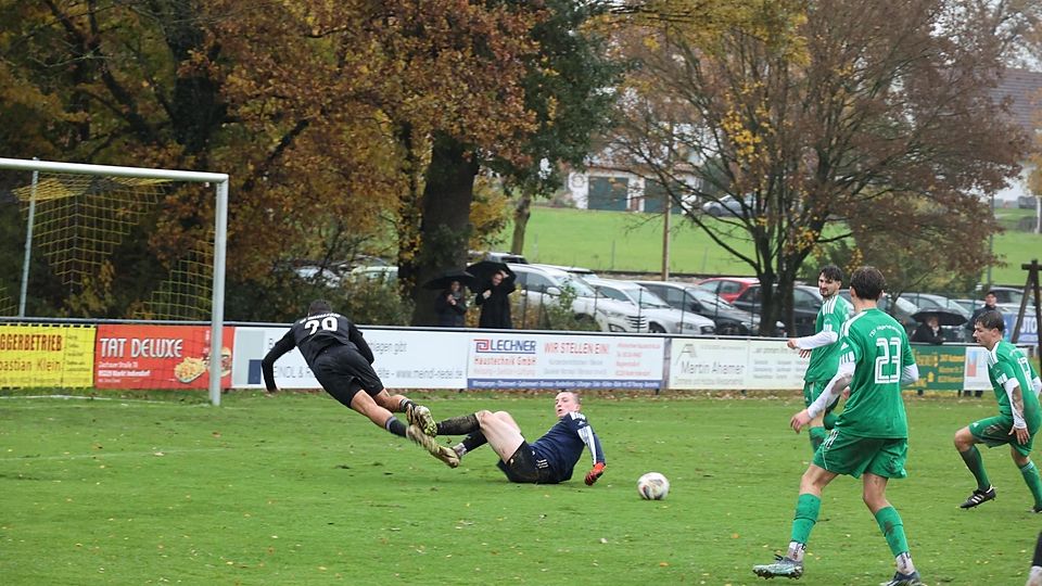 Nach einer Gelb-Roten Karte und Unterzahl gelingt dem Tabellenführer TSV Hilgertshausen beim SV Niederroth ein spektakuläres Comeback in der Nachspielzeit.