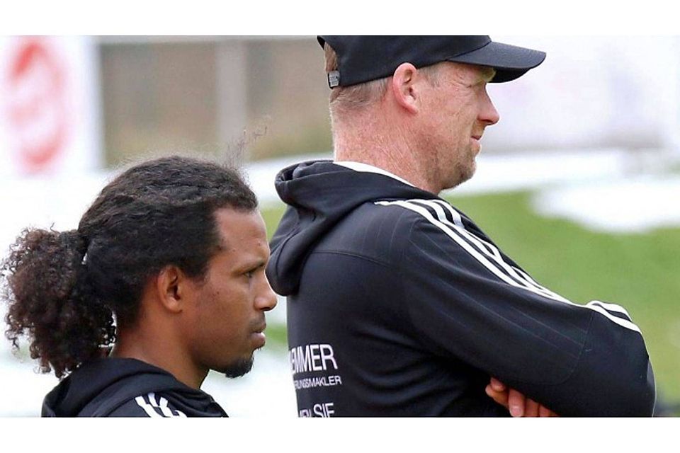 Neues Trainer-Duo beim SV Bad Tölz: Dominik Hiederer (re.) mit Hisham Aqabli als Assistent.  Foto: Oliver Rabuser