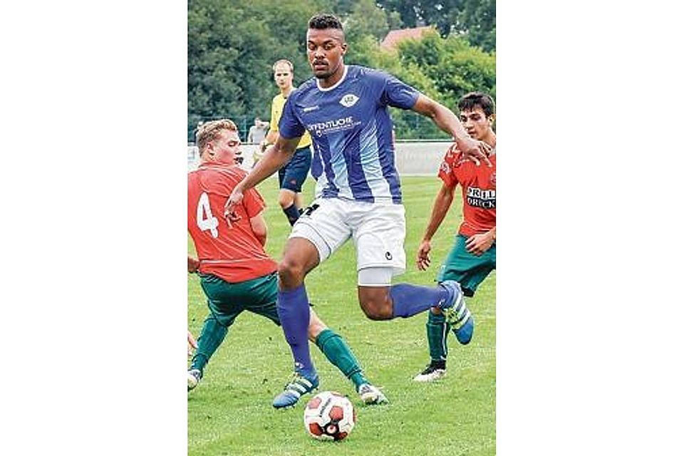 Der VfB Oldenburg, hier Conrad Azong im Spiel  gegen den VfL, trifft am Sonntag auf den BSV Rehden. Christian Ahlers