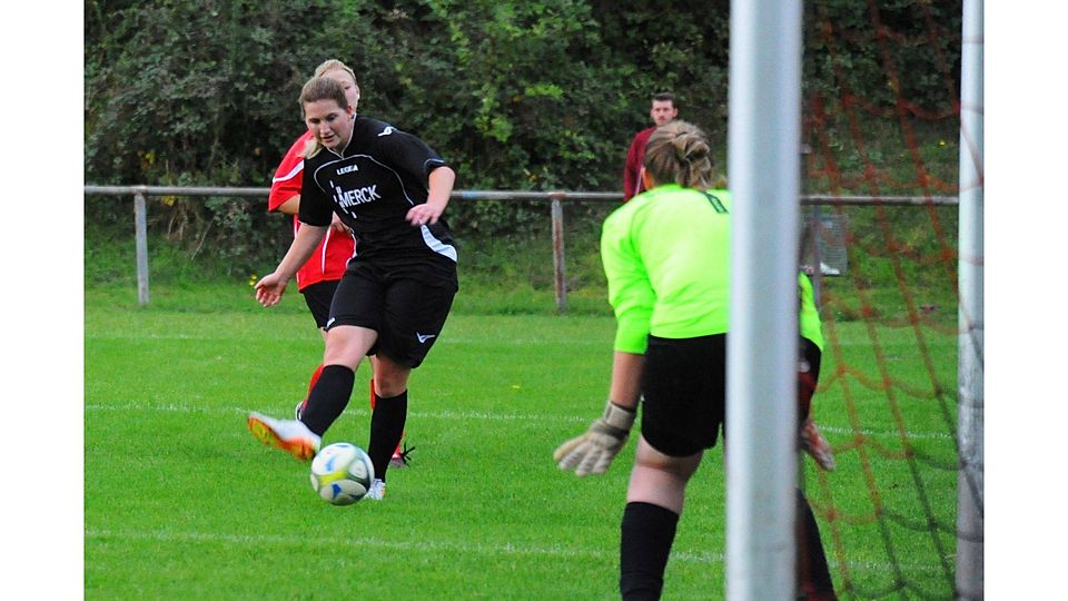 Naomi Berner (am Ball) setzte sich mit dem TSV Höchst ungefährdet mit 8:1 gegen den SV Kleestadt durch. 	Foto: Jens Dörr