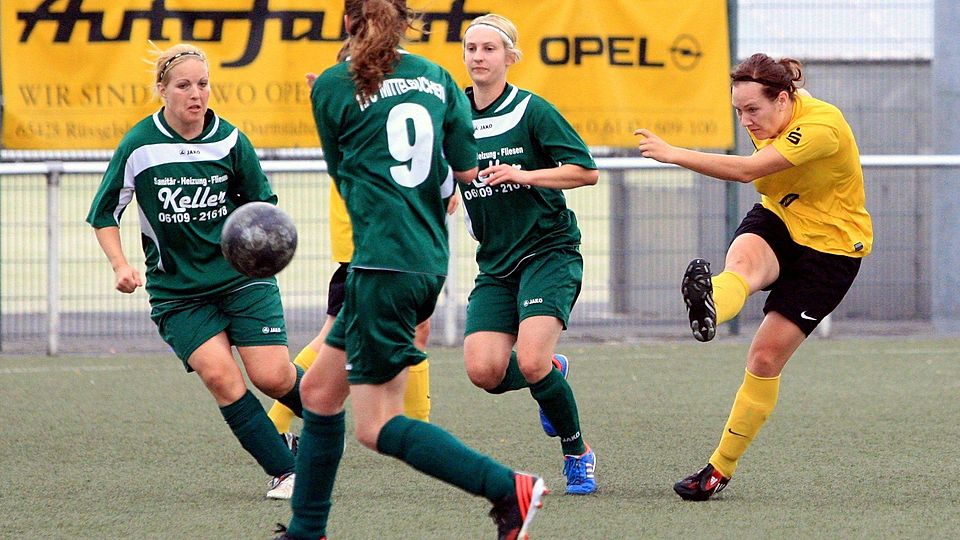 Mittendurch: Nora Waßmuth (rechts, SC Opel) probiert?s mit einem Weitschuss aufs Mittelbuchener Tor.	Archivfoto: Vollformat