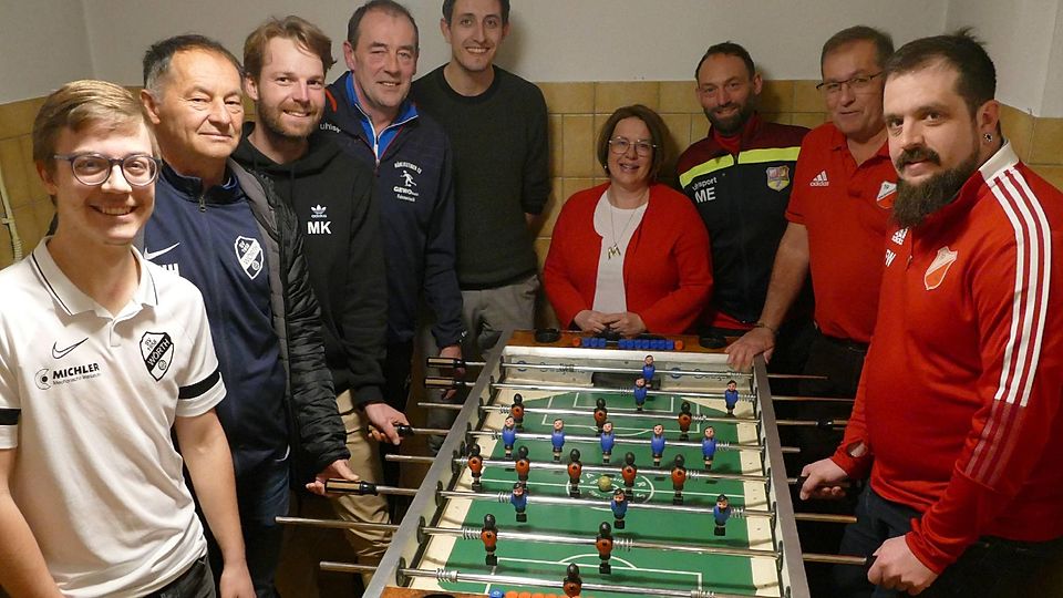 Kick-Off für die neue Spielgemeinschaft (v. l): Valentin Haimmerer (Spieler des SVW), Wörths Fußballchef Heini Hundsnurscher, sein Hörlkofener Kollege Martin Kutscherauer, HSV-Jugendleiter Rainer Engelhart, der künftige SG-Trainer Lorenz Becker, Michaela Eckmayer (2. Kassierin des HSV), Jugendleiter Markus Eckmayer, HSV-Vorsitzender Wolfgang Well und SG-Trainer Florian Well ziehen gemeinsam an einem Strang. Blau oder rot – den Unterschied soll es künftig nur noch am Tischkicker geben. Auf dem Spielfeld will man eine Einheit sein.