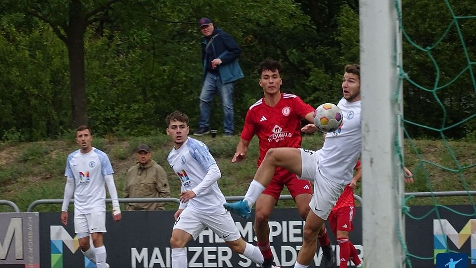 Yannik Ischdonat (links) und Maurice Neukirch (rechts) zählen zu den Leistungsträgern, die bleiben. Dorian Cucchiara (Mitte) zieht es in die USA.