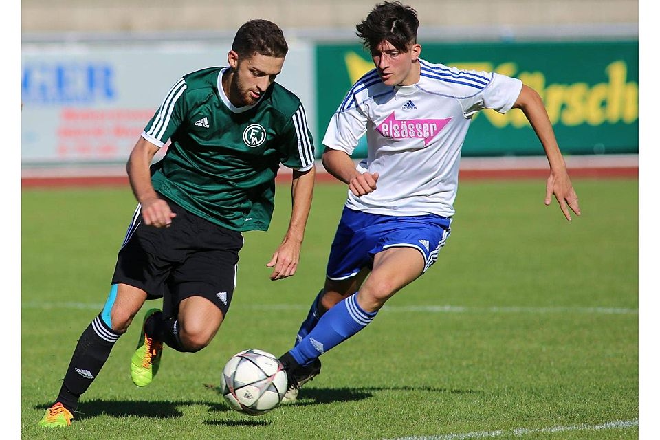 Okan Housein (links) und der FC Wangen verloren in der Fußball-Verbandsliga in Essingen mit 2:3. Josef Kopf