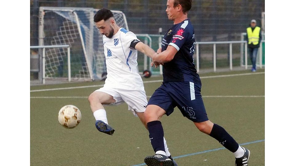 Den Ball fest im Blick hat hier Ilias Syah (links) vom siegreichen VfB Ginsheim und behauptet sich gegen Timo Hofmann vom SV Traisa.	Foto: André Dziemballa