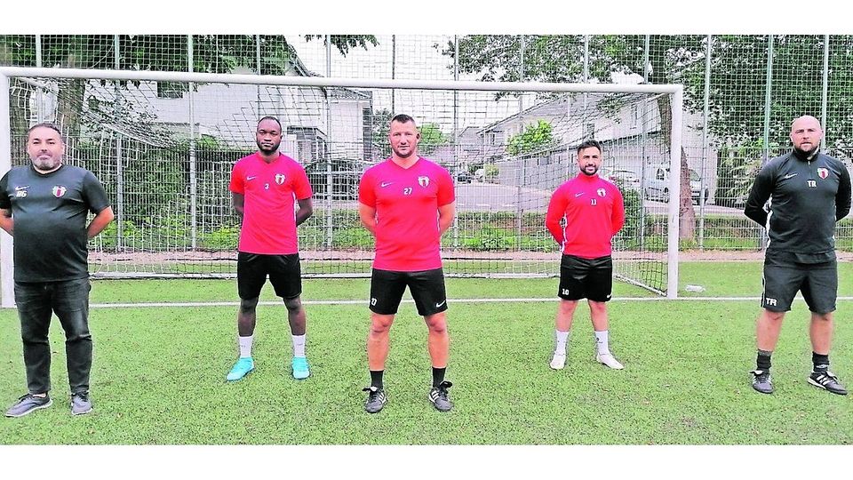 Drei Neue beim SV Kurdistan: Der Sportliche Leiter Ayhan Gündogdu (von links) mit Salifu Krubally, Cengiz Can, Nurullah Kayirtar und Trainer Maik Wengorz.