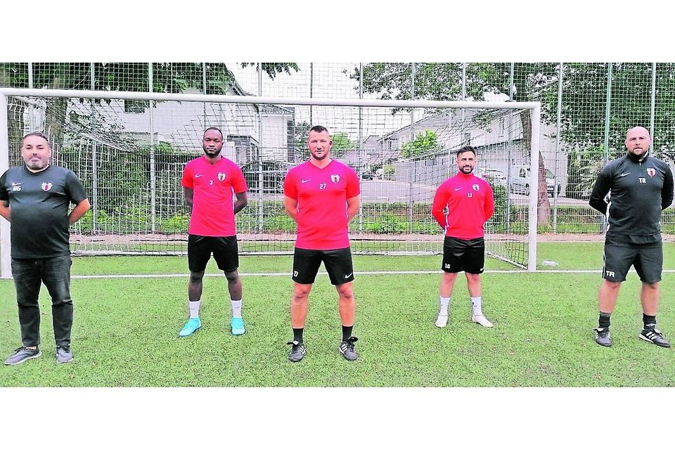Drei Neue beim SV Kurdistan: Der Sportliche Leiter Ayhan Gündogdu (von links) mit Salifu Krubally, Cengiz Can, Nurullah Kayirtar und Trainer Maik Wengorz.