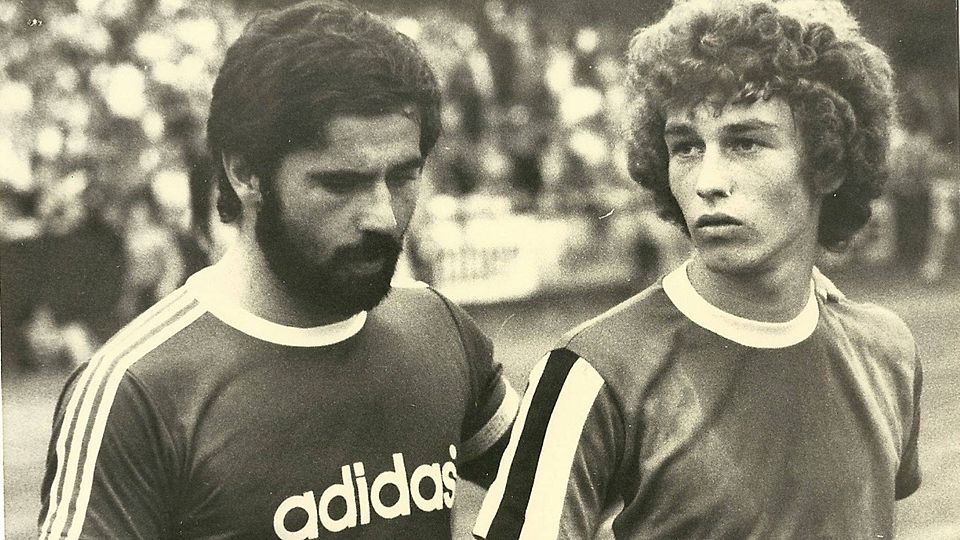 30. Juni 1977: Gerd Müller (links), Bomber der Nation, legt seinen Arm um den blutjungen Weidener Florian Hinterberger, der beim Freundschaftsspiel gegen den großen FC Bayern derartig beeindruckte, dass ihn der damalige FCB-Coach Dettmar Cramer gleich verpflichten wollte. 