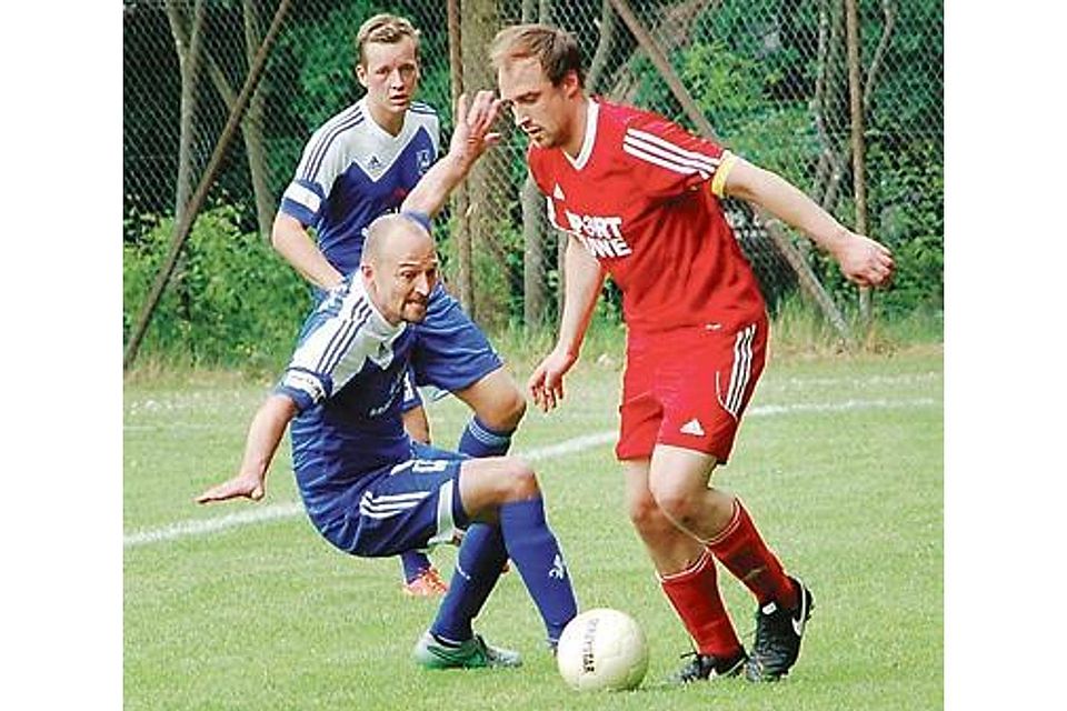 Umspielt: Kapitän Julian Dienstmaier (am Ball) hielt mit dem VfL Stenum dagegen. Zum Sieg reichte es nicht. Niklas Benter