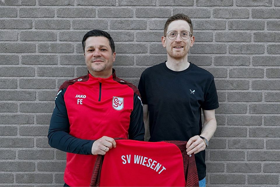 Beim SV Wiesent wird Thomas Adlhoch (rechts) vom sportlichen Leiter Florian Eisenhut als künftiger Cheftrainer vorgestellt.