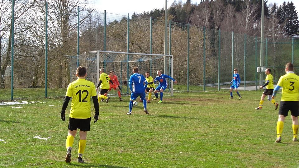 TSV Kirchendemenreuth (blaues Trikot) schlägt die Reserve aus Erbendorf mit 3:0.
