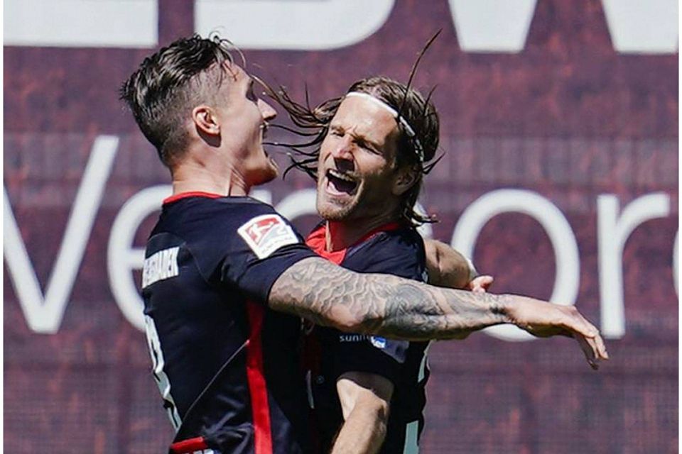 Wenn Ex-Löwen feiern: Stefan Aigner (r.) freut sich mit Teamkollege Manuel Schäffler über dessen 1:0 gegen den VfB Stuttgart. Uwe Anspach/dpa
