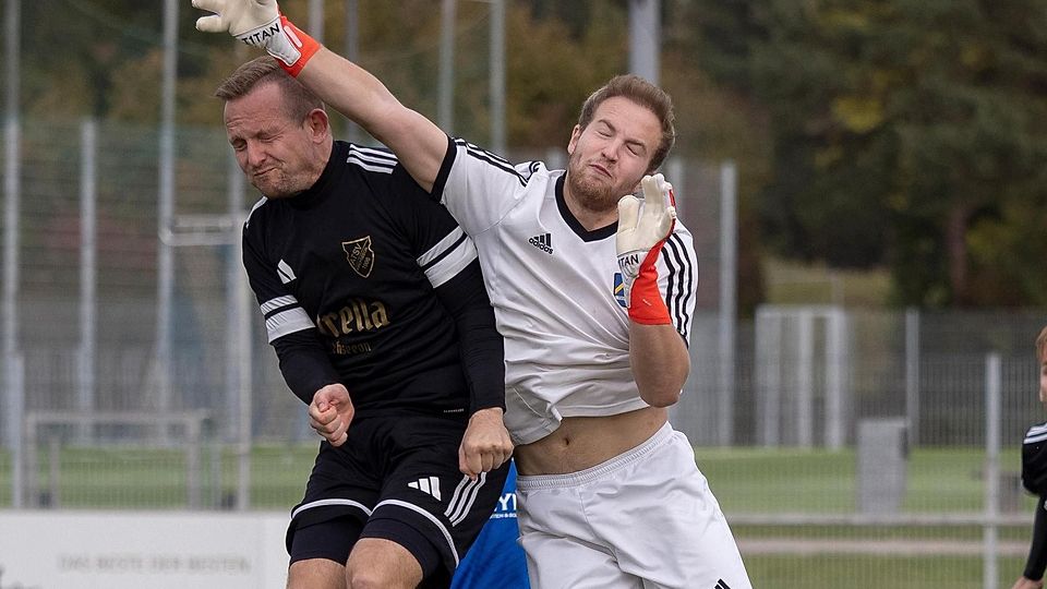 Auch auf Paraden von Poing-Keeper Krystian Antelmann, hier gegen Danny Hahne (ATSV/li.), kommt es an.